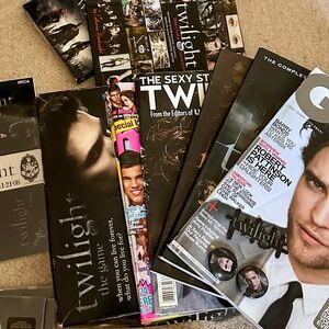 Twilight Collection: Game and Movie Companion Book with magazines and stickers
